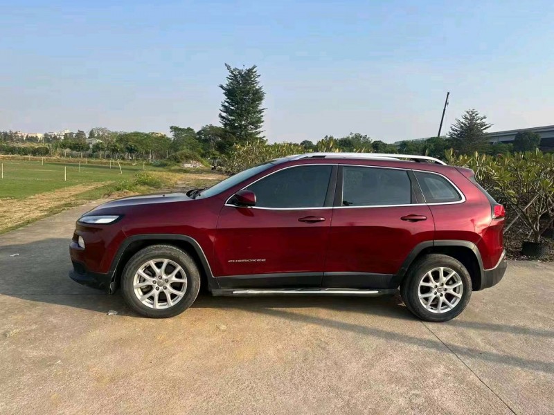 枣庄17年Jeep自由光7