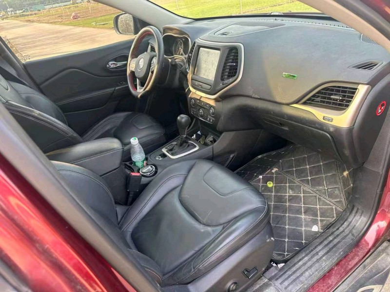 枣庄17年Jeep自由光8