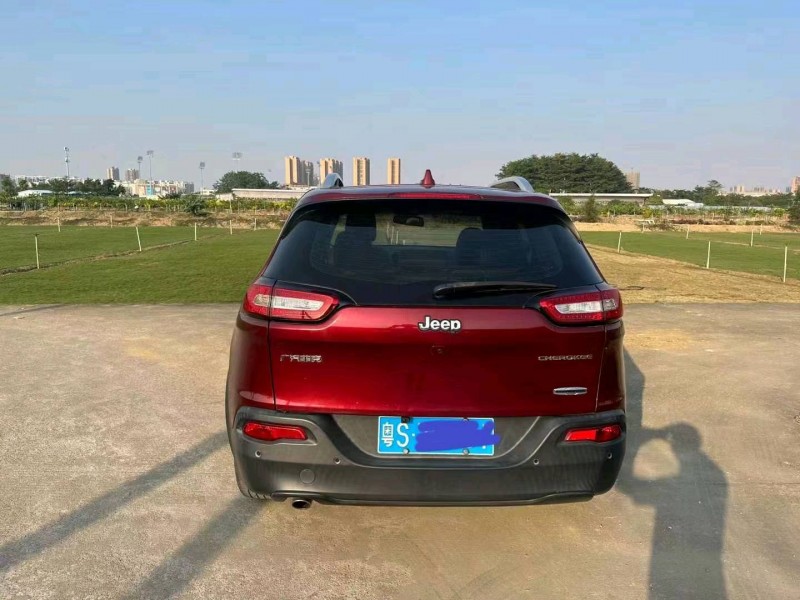 枣庄17年Jeep自由光9