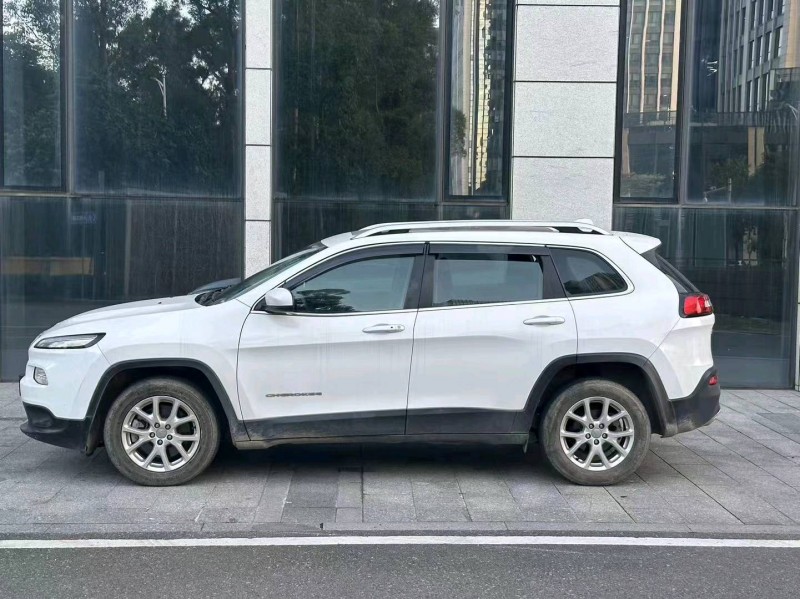 珠海17年Jeep自由光3