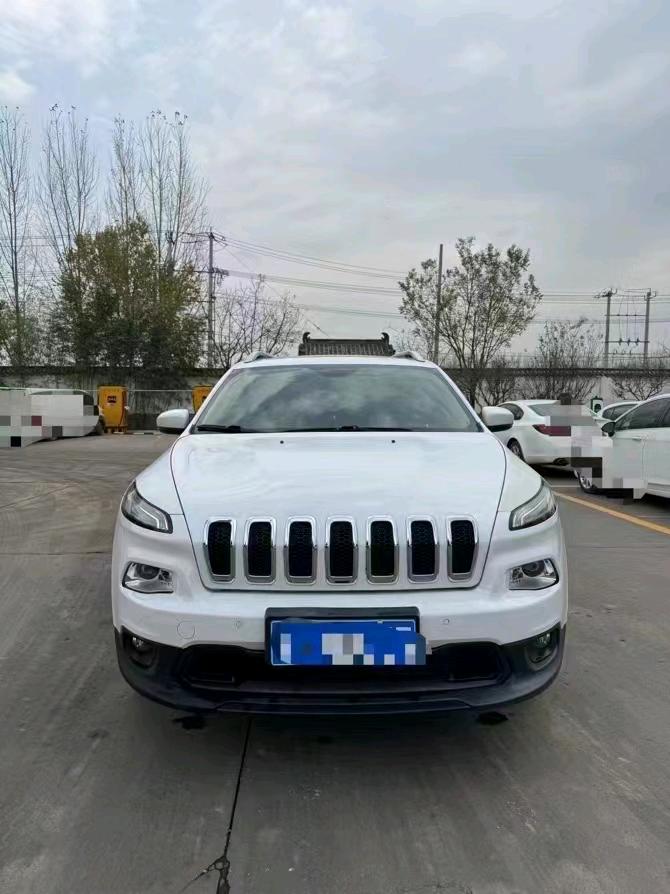 枣庄17年Jeep自由光1