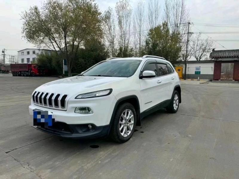 枣庄17年Jeep自由光2