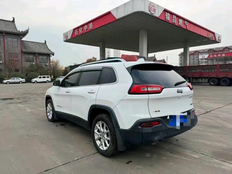 枣庄17年Jeep自由光4