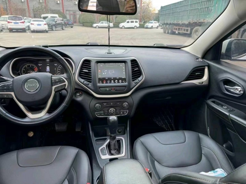 枣庄17年Jeep自由光5