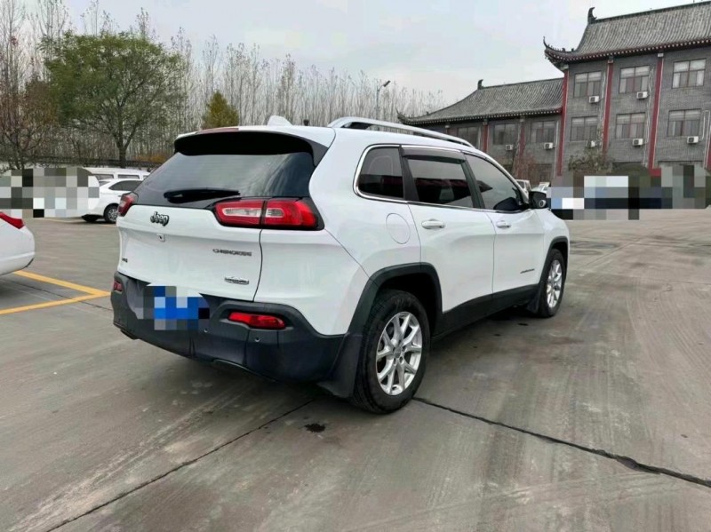 枣庄17年Jeep自由光6