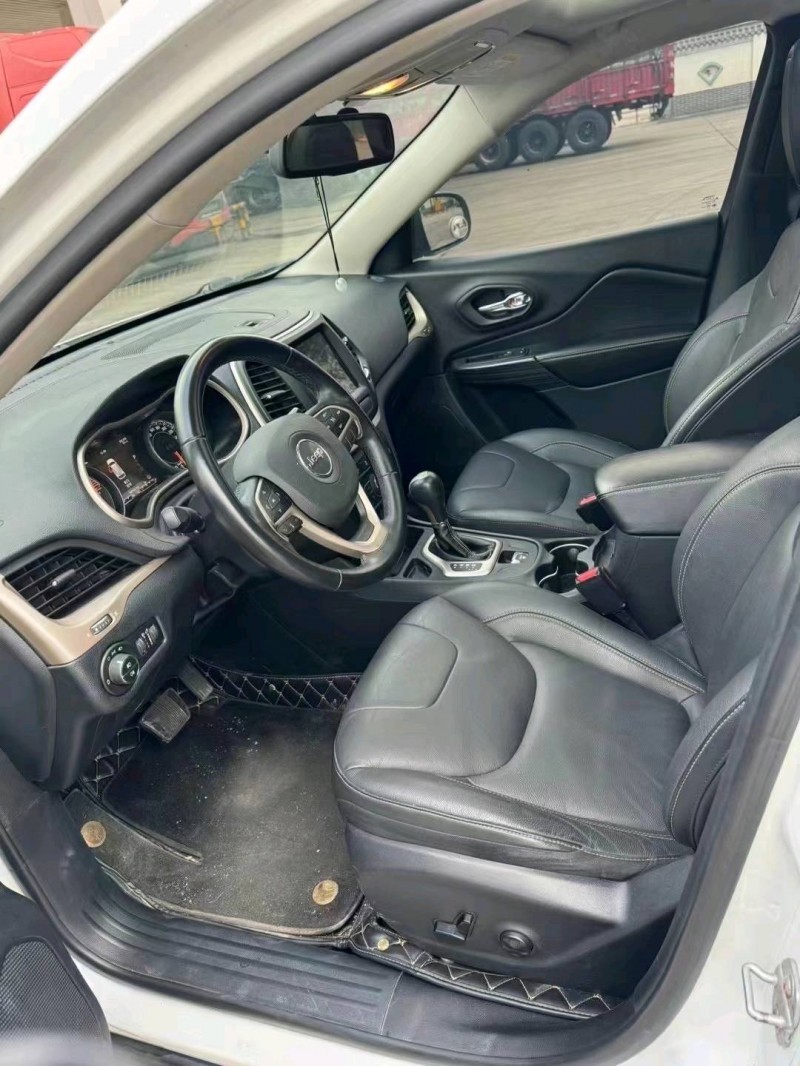 枣庄17年Jeep自由光7