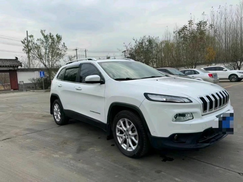 枣庄17年Jeep自由光8