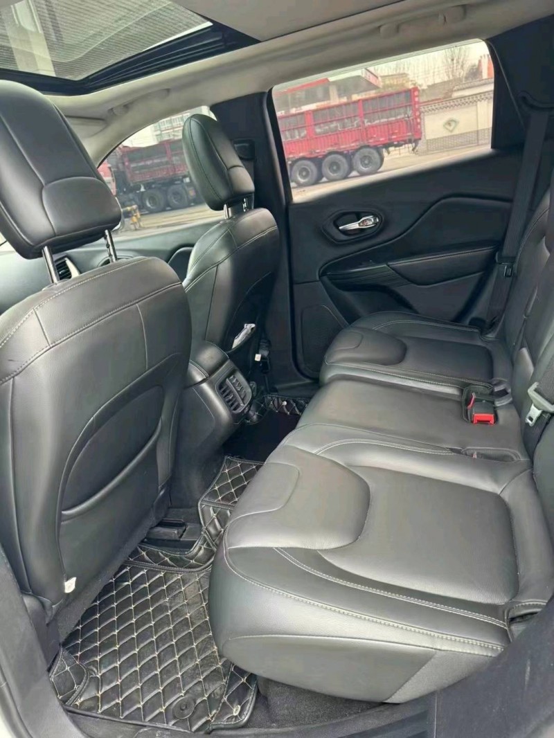 枣庄17年Jeep自由光9