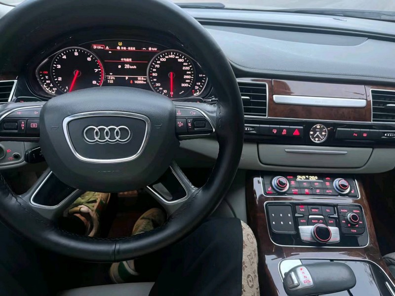 济南12年奥迪A8L7