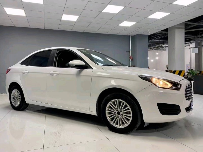 成都18年福特福睿斯2