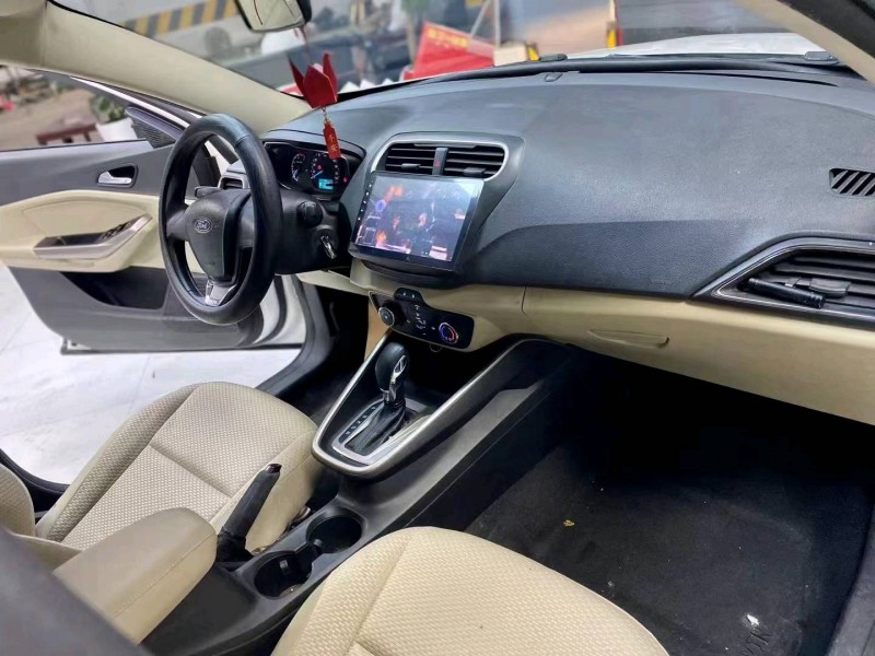 成都18年福特福睿斯4