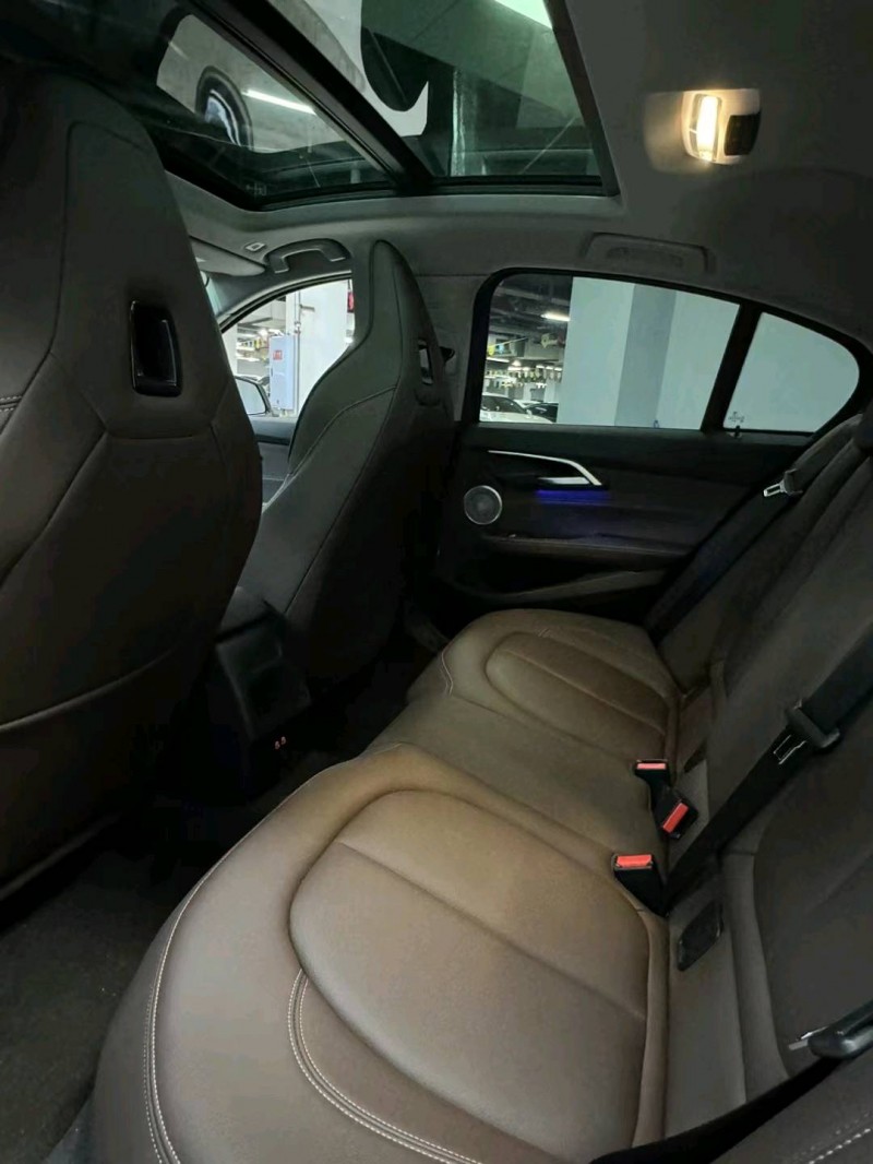 成都23年宝马1系7