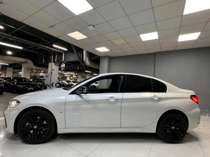 成都23年宝马1系8