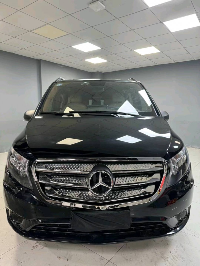 成都17年奔驰威霆1