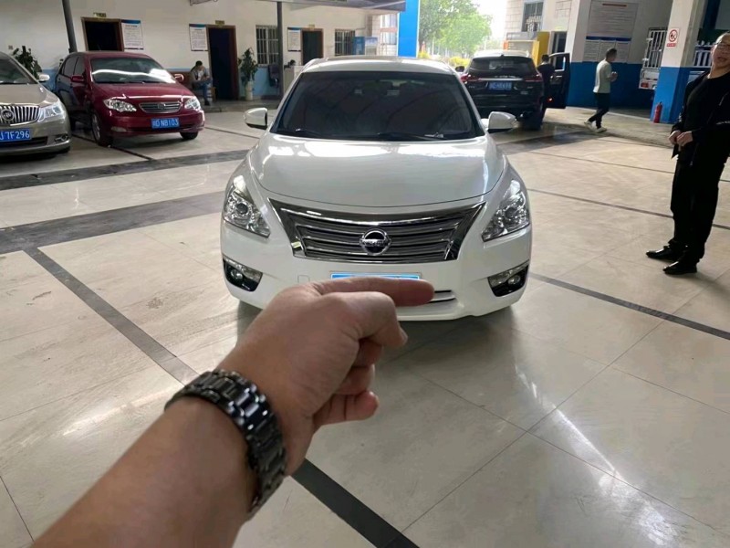 成都15年日产天籁1