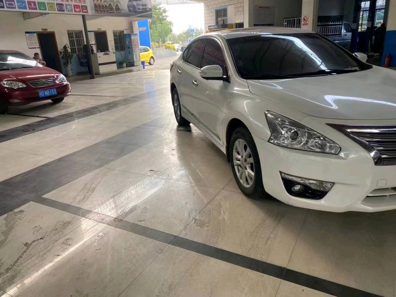 成都15年日产天籁2