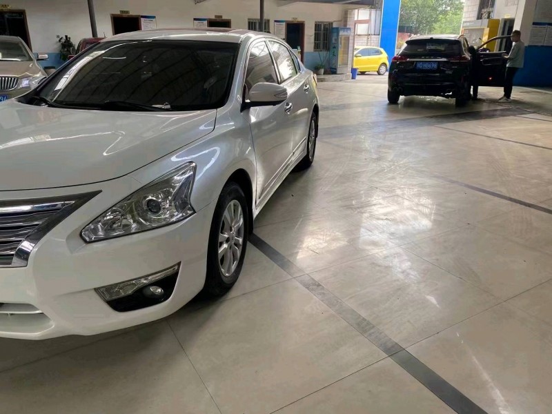 成都15年日产天籁8