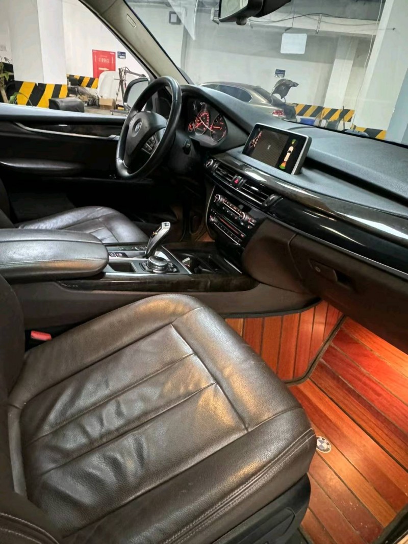 成都16年宝马X58