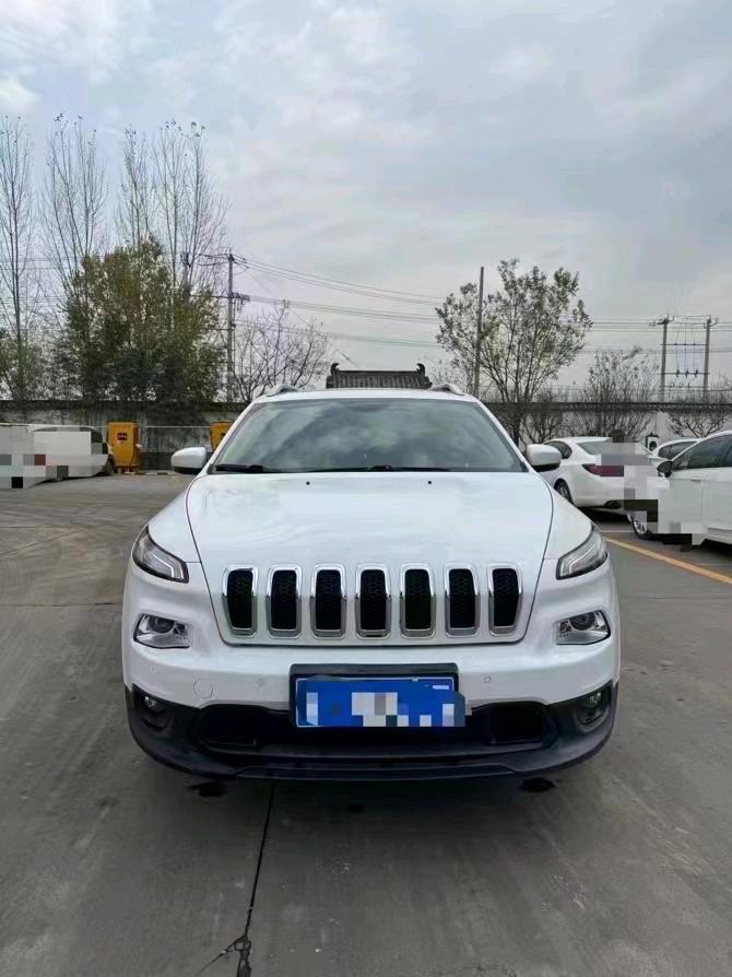 枣庄17年Jeep自由光1