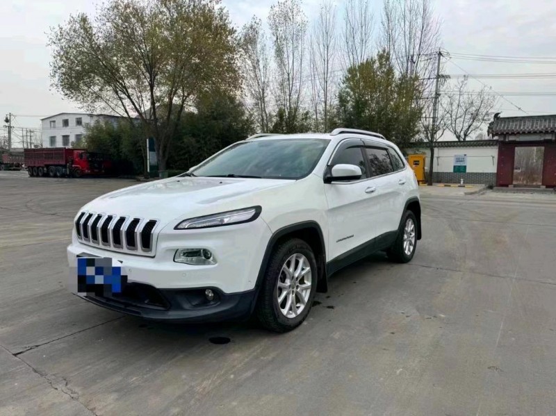 枣庄17年Jeep自由光2