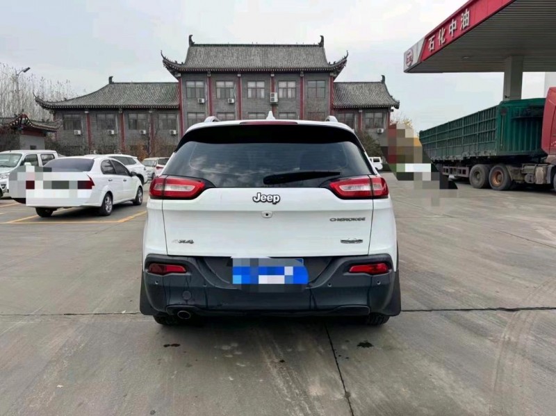 枣庄17年Jeep自由光3