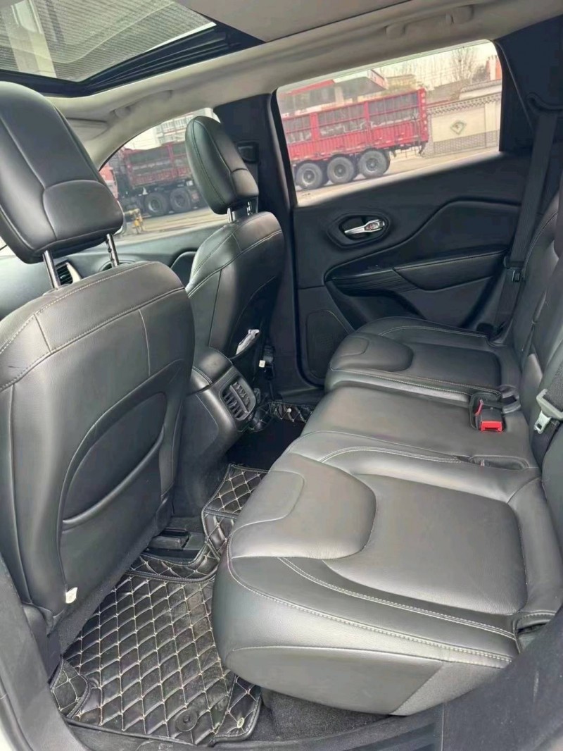 枣庄17年Jeep自由光5