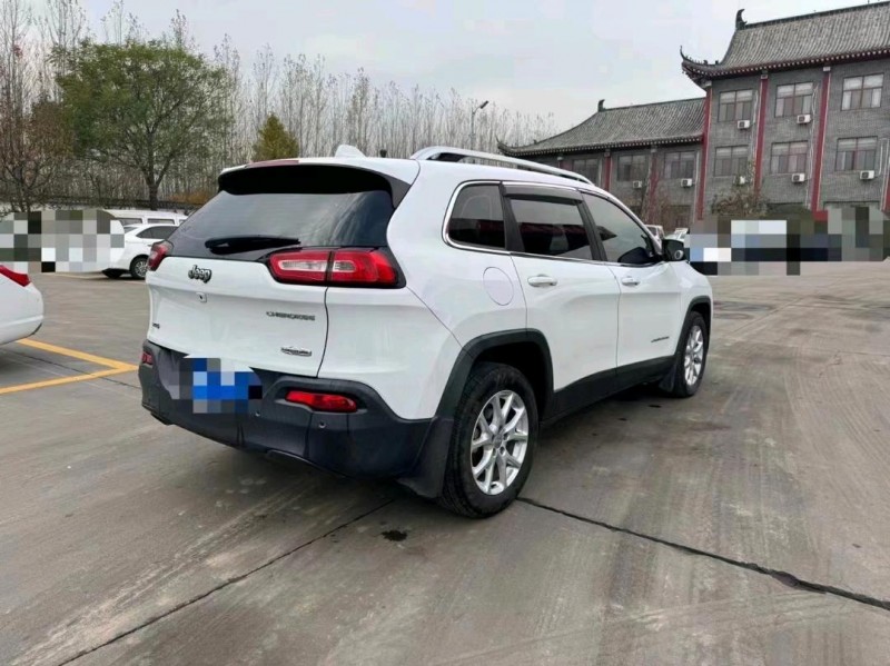 枣庄17年Jeep自由光7