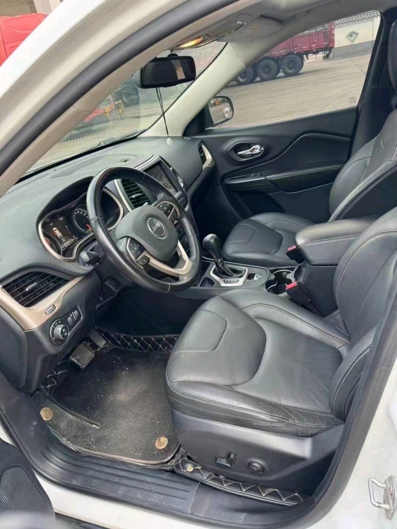 枣庄17年Jeep自由光8