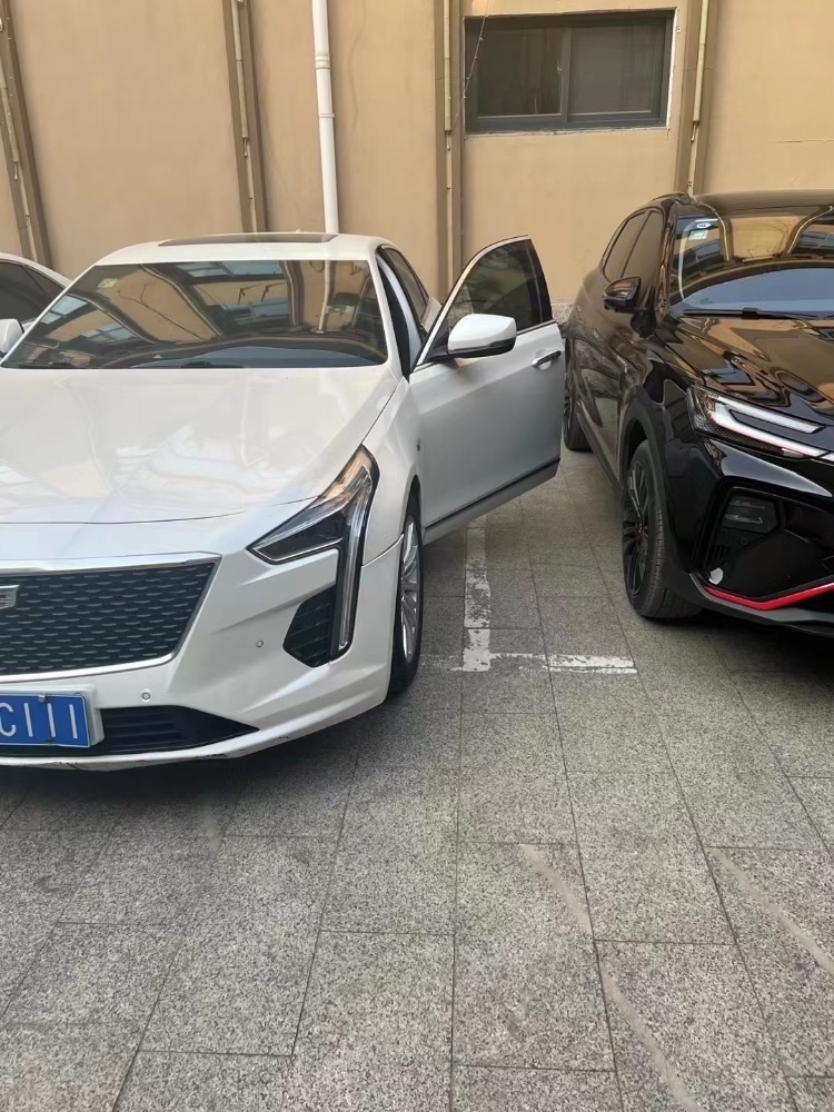 济宁19年凯迪拉克CT64