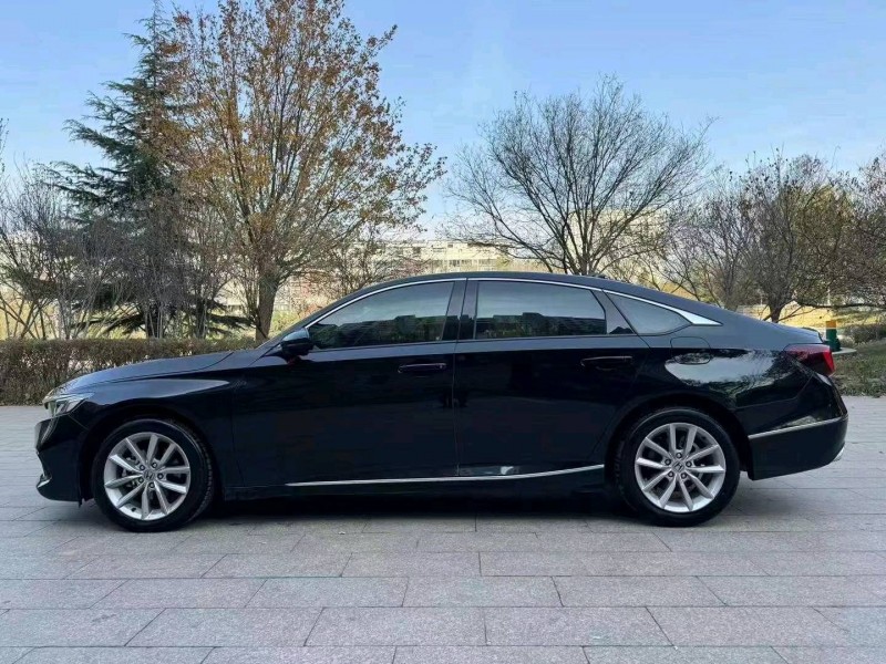 邯郸23年本田雅阁8