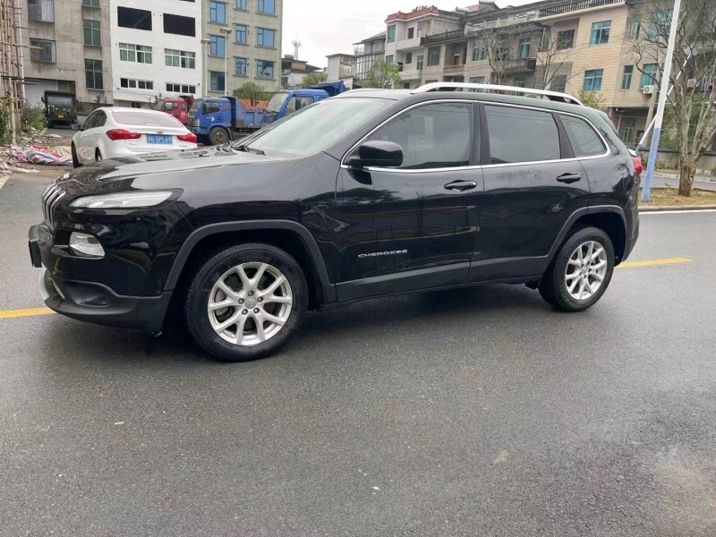 新余17年Jeep自由光9