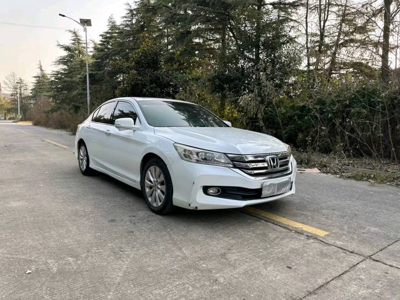 徐州13年本田雅阁3