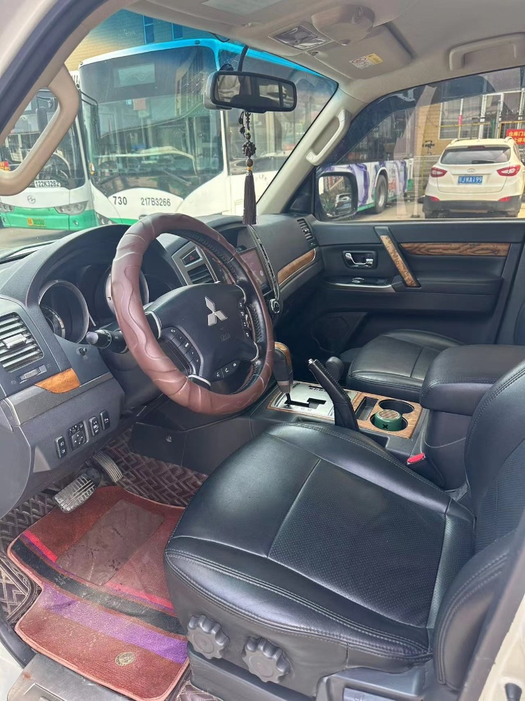 武汉20年三菱帕杰罗4