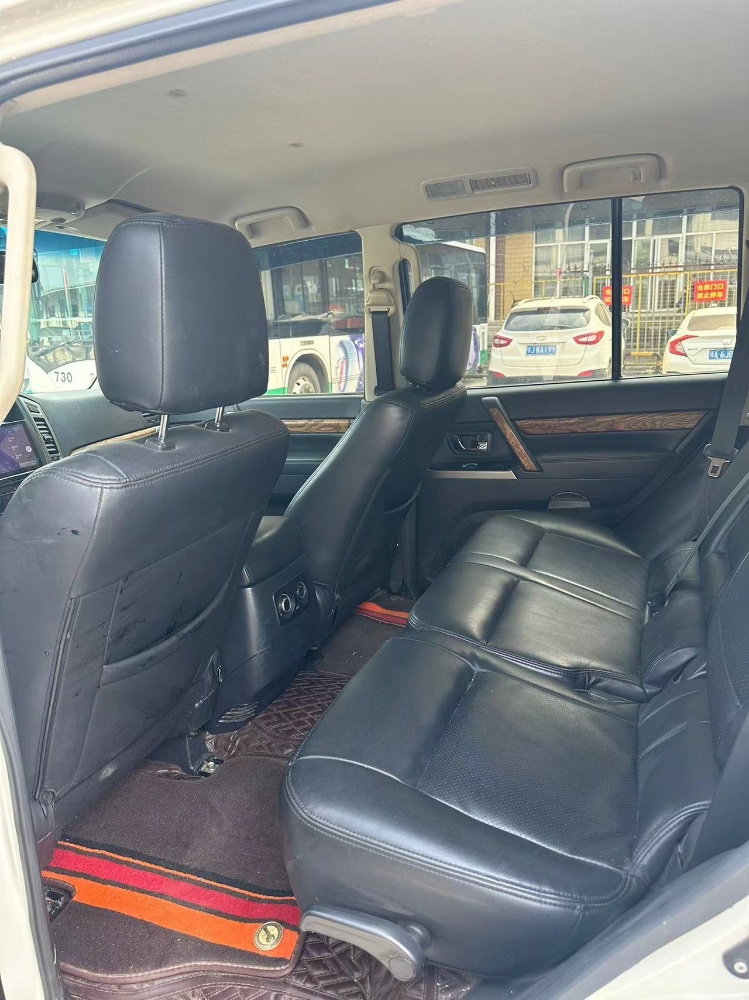 武汉20年三菱帕杰罗6