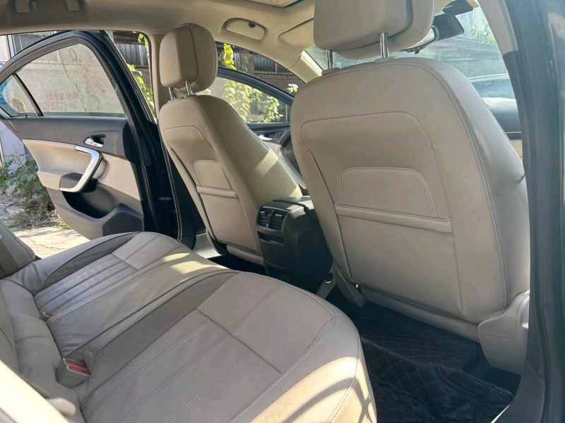 武汉14年别克君威8