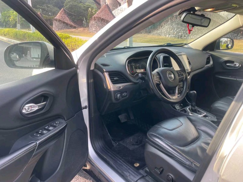 珠海16年Jeep自由光8