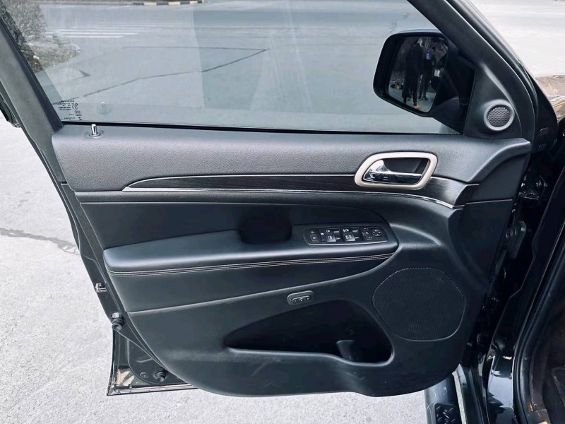 沈阳14年Jeep大切诺基3