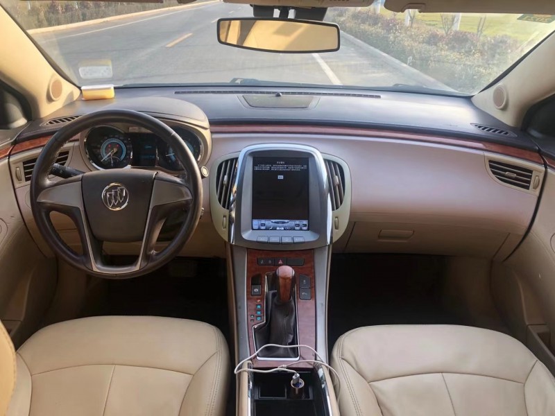 济宁12年别克君越5