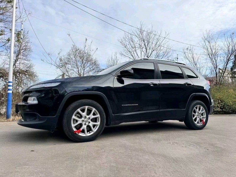 枣庄18年Jeep自由光2