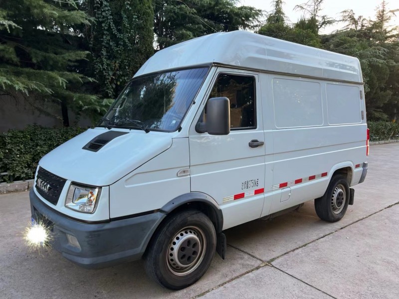 潍坊17年依维柯得意2