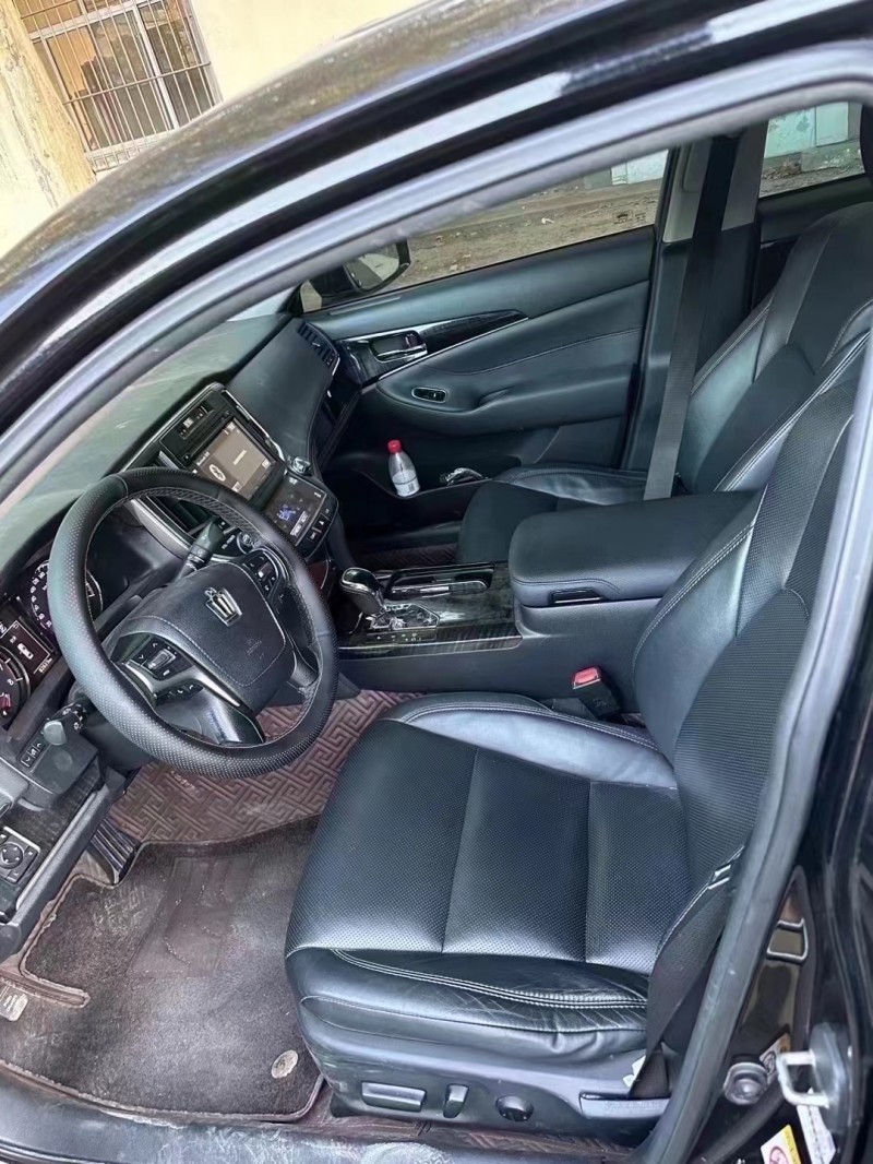 济宁17年丰田皇冠4