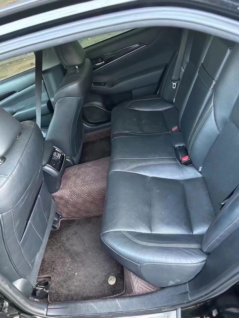 济宁17年丰田皇冠5