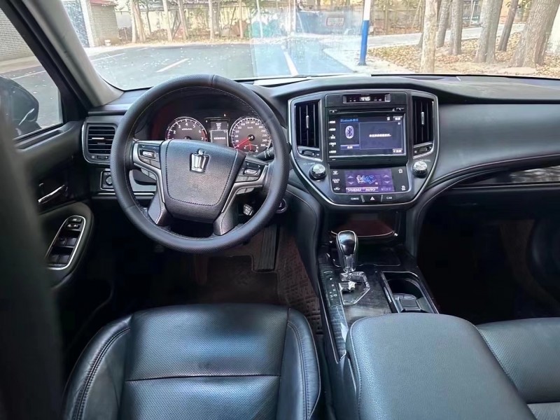 济宁17年丰田皇冠6