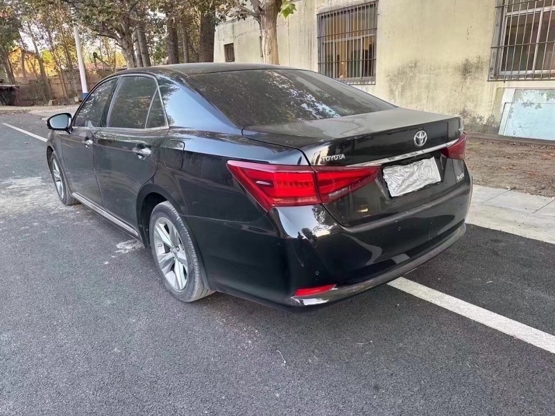 济宁17年丰田皇冠8