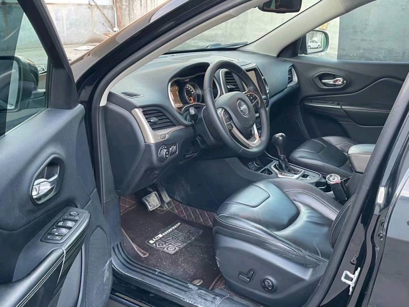 枣庄17年Jeep自由光2