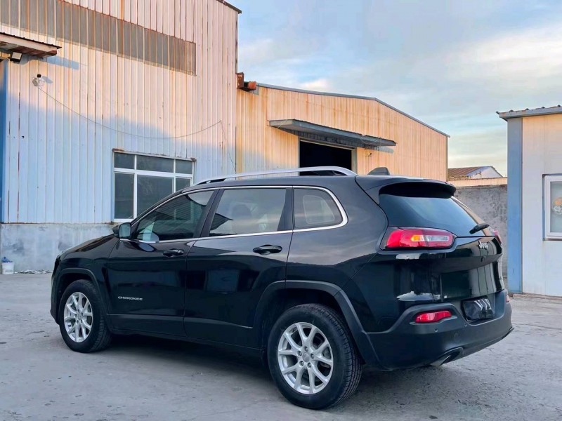 枣庄17年Jeep自由光4