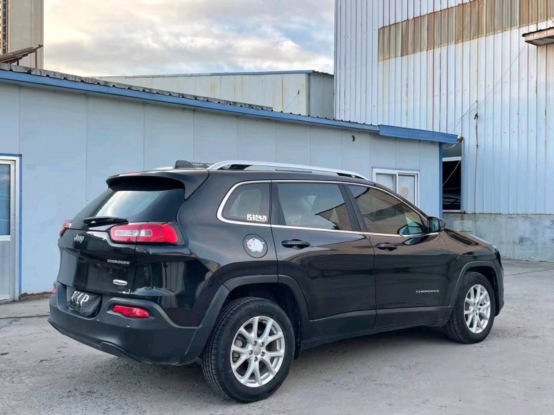 枣庄17年Jeep自由光7