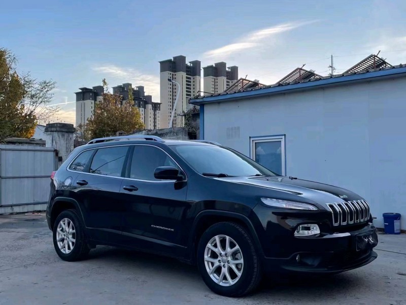 枣庄17年Jeep自由光9