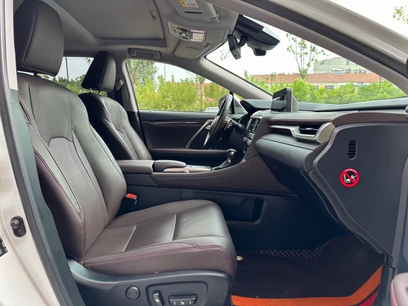 济宁21年雷克萨斯RX8