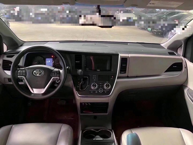 济宁18年丰田塞纳4